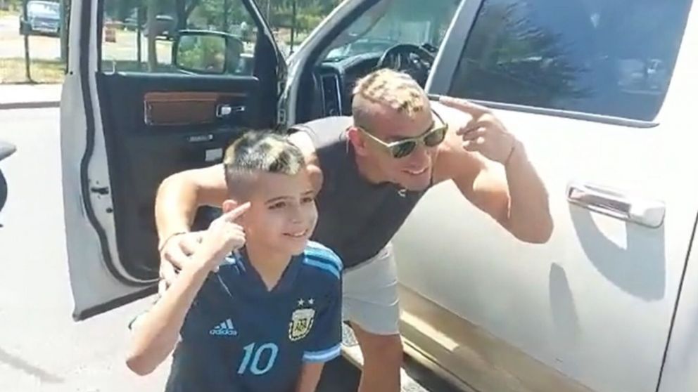 Un nene se hizo pasar por argentino para conocer a su ídolo, el arquero Nahuel Guzmán (Imagen Twitter).