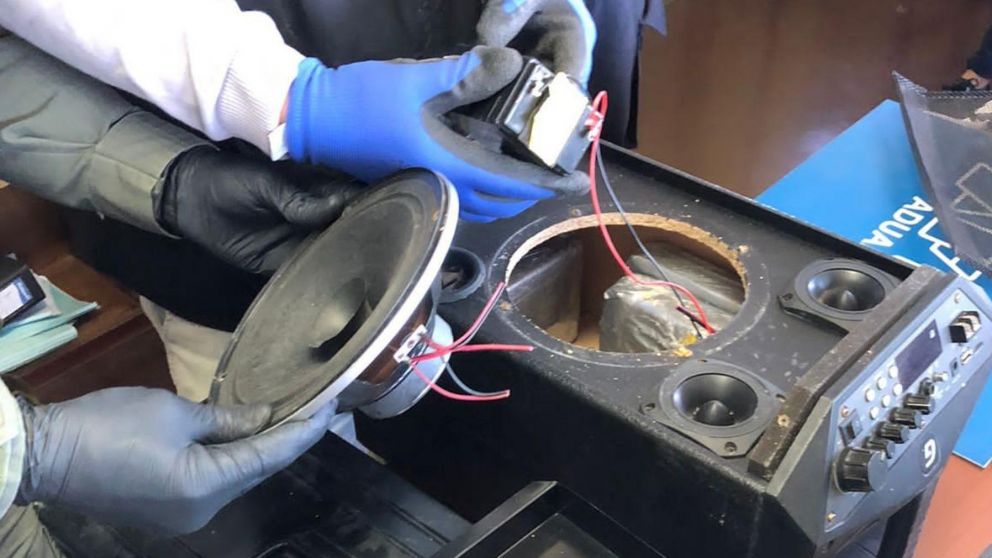 En este parlante estaban escondidos los cinco paquetes de droga secuestrados.