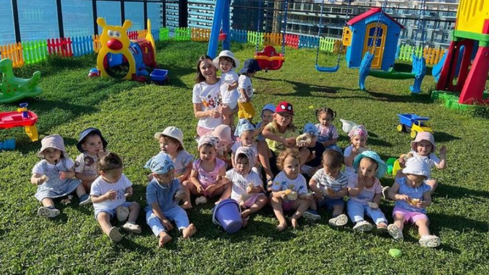 Las fotos de la mamá con 22 hijos que sorprende al mundo (Instagram/@batumi_mama).