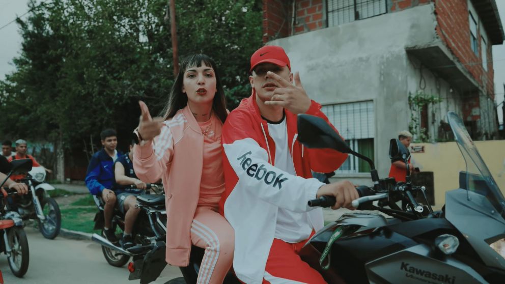 Tirri La Roca y Brisa La Roca en videoclip de su tema “Frontea”.