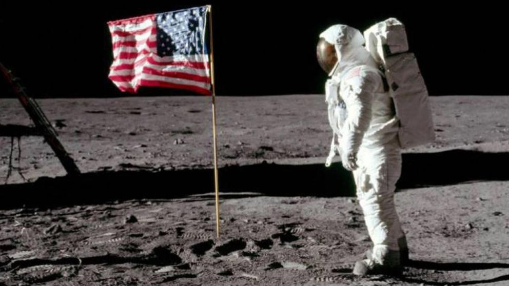La llegada del Apolo XI a la Luna se produjo el domingo 20 de julio de 1969.