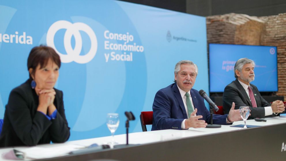 El Presidente, flanqueado por Mercedes Marcó del Pont y Daniel Filmus, en el Museo del Bicentenario.