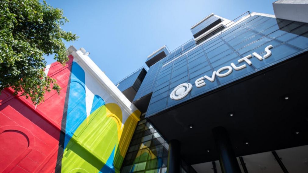 La empresa busca estudiantes y graduados para puestos vinculados a tecnología y recursos humanos.