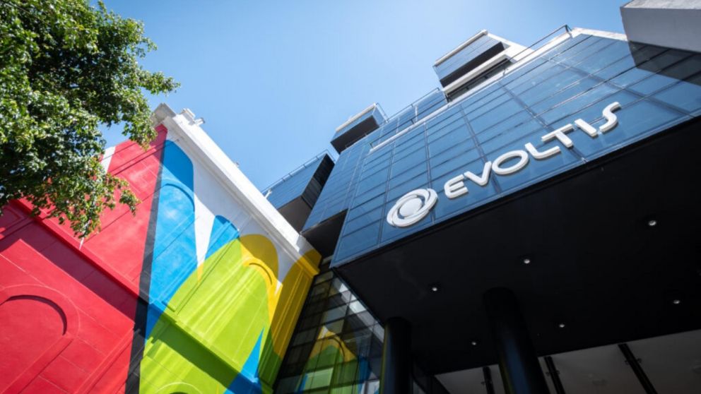 La empresa busca estudiantes y graduados para puestos vinculados a tecnología y recursos humanos.