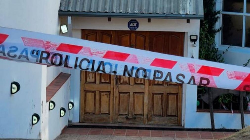 El dueño de la vivienda había sido sorprendido por los delincuentes cuando se encontraba en el patio de su casa.