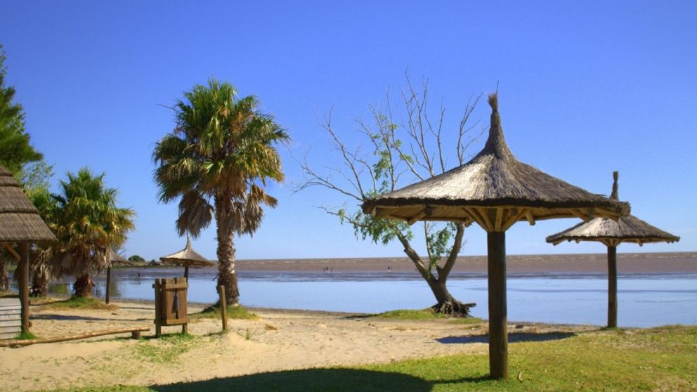 Un lugar ideal para disfrutar de playas frente al río y la más atractiva vegetación.