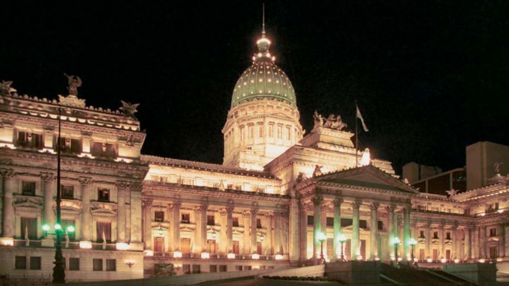 El Congreso con su típica ornamentación nocturna, ahora bajo la lupa del ahorro energético.