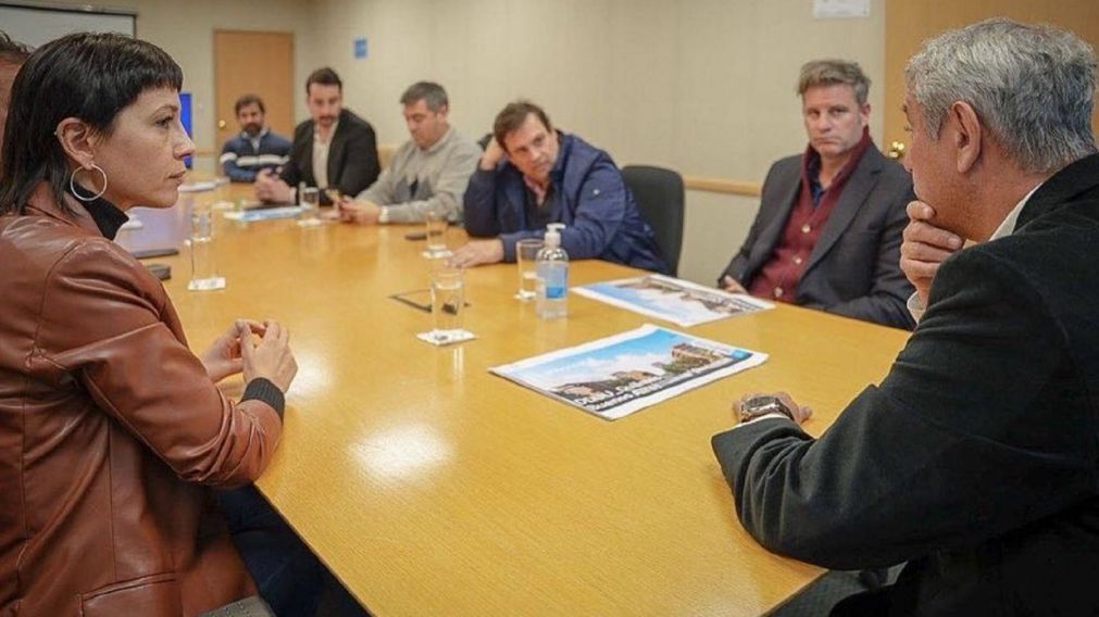El ministro de Desarrollo Territorial y H�bitat, Jorge Ferraresi y la intendenta de Quilmes, Mayra Mendoza, firmaron el convenio de cesi�n de tierras.