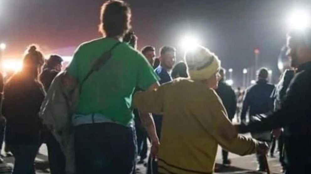 La abuela ricotera: tiene 82 años y se volvió viral por su fanatismo por el Indio Solari.