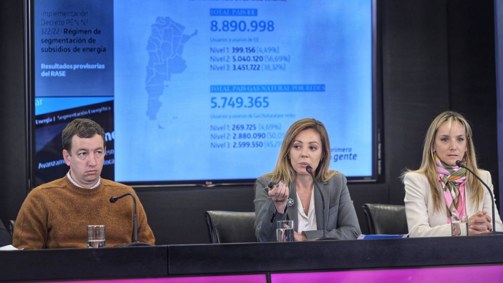 La secretaria de Energía, Flavia Royón, acompañada por el subsecretario de Energía Eléctrica, Santiago Yanotti, y la titular de Aysa, Malena Galmarini.