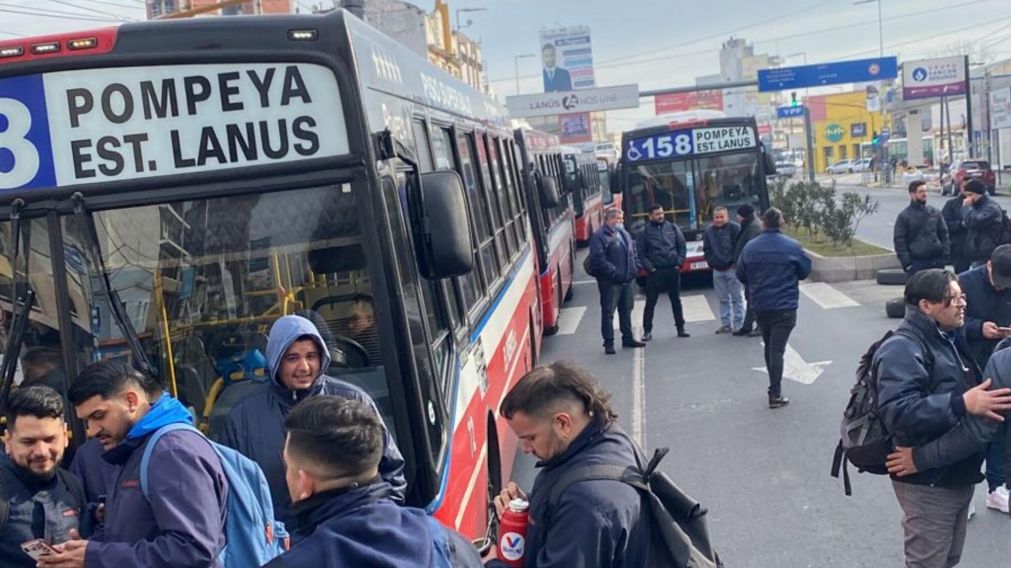 Colectiveros protestaron tras un hecho de inseguridad que sufrió un trabajador de la línea 158.