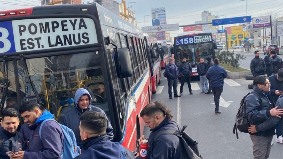 Colectiveros protestaron tras un hecho de inseguridad que sufrió un trabajador de la línea 158.