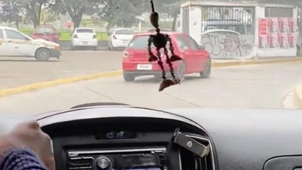 Novia "tóxica" persigue a su pareja y graba un video que se volvió viral en TikTok.