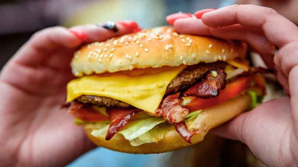 Notó que su hamburguesa estaba muy crujiente y entre la carne encontró un objeto peligroso