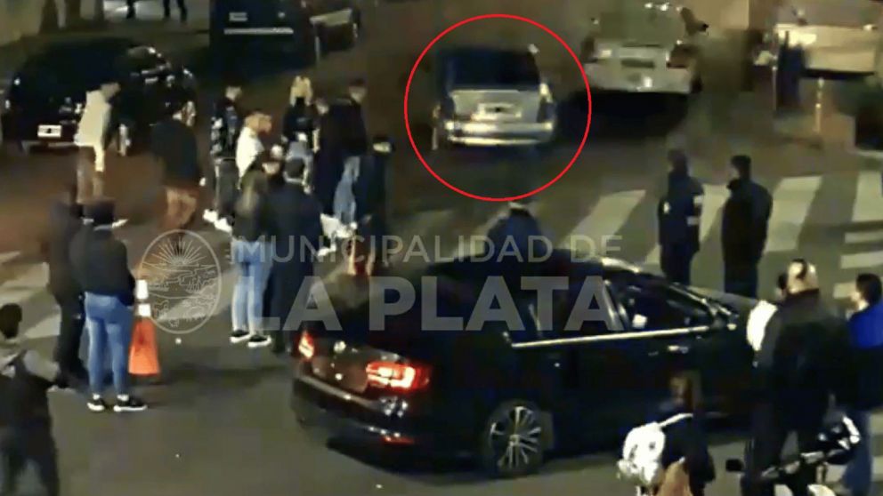 Joven borracho dejó a su novia abandonada en el control de alcoholemia en La Plata y se fugó.