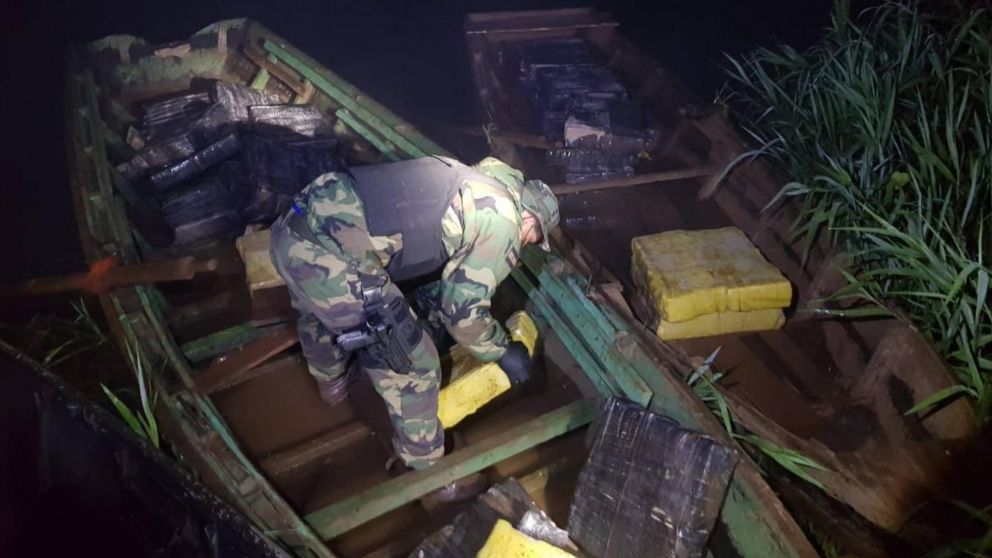 Así "Kyra", una perra entrenada para detectar narcóticos encontró 797 kilos de marihuana.