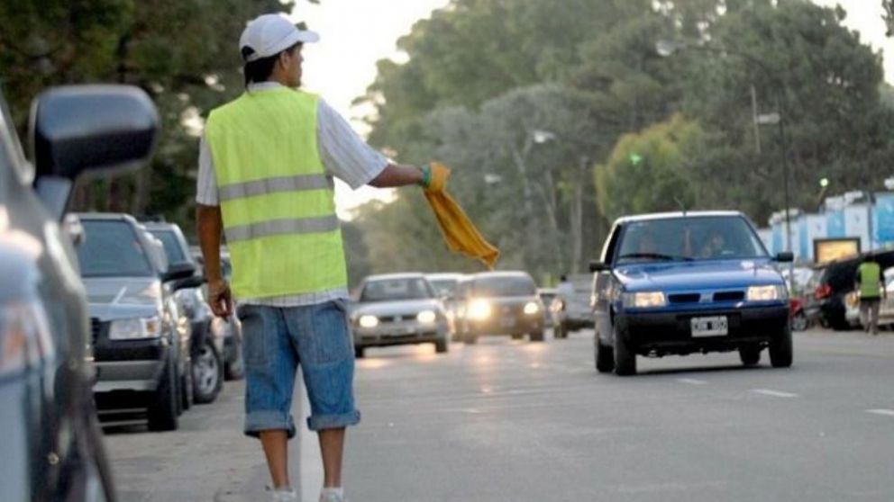 Dejó el auto en la calle, volvió y había un "trapito": le dio $100 y la reacción del cuidacoches la dejó sin palabras.