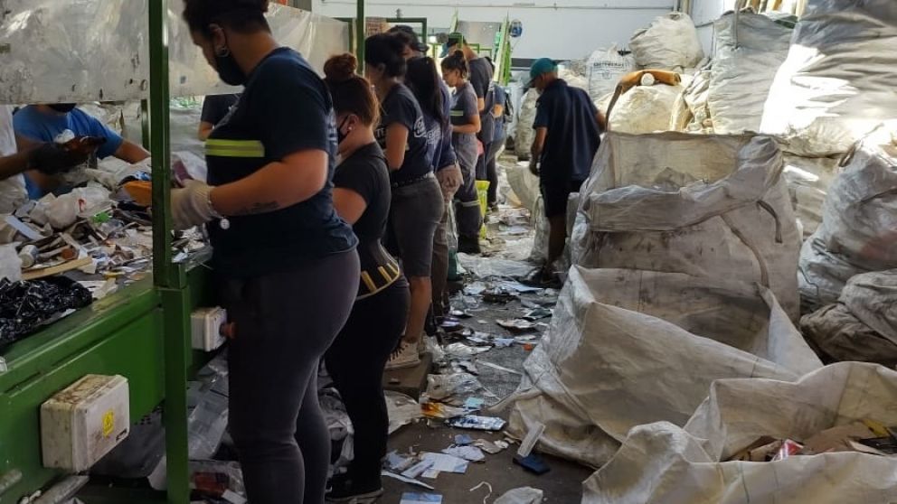 Cartoneros: una actividad mirada de reojo, pero tan digna como otras.