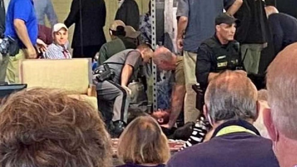 Ataque a Salman Rushdie en Nueva York: cómo está la salud del escritor británico que fue apuñalado en el cuello y abdomen