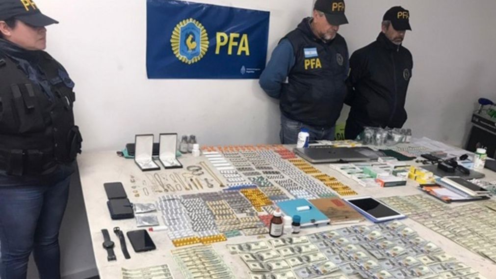 En el megaoperativo fueron decomisados más de un millón de dólares, $1.900.000 y mil libras esterlinas, entre otros elementos.