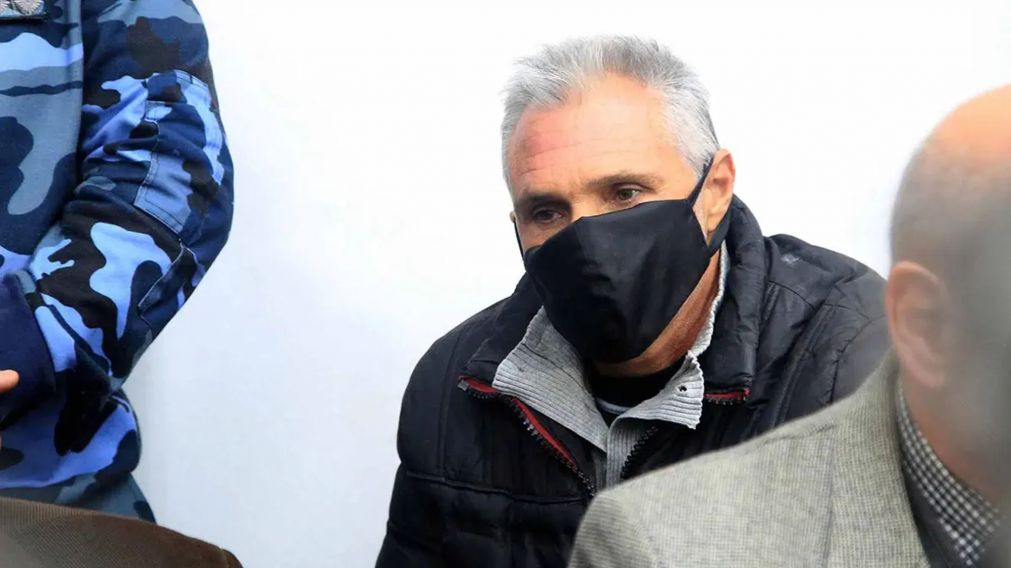 Nicol�s Pachelo escucha los testigos y toma nota de lo que dicen.