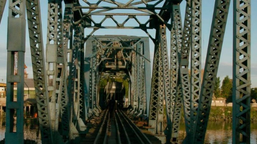El cadáver del individuo fue encontrado colgado de un puente ferroviario.