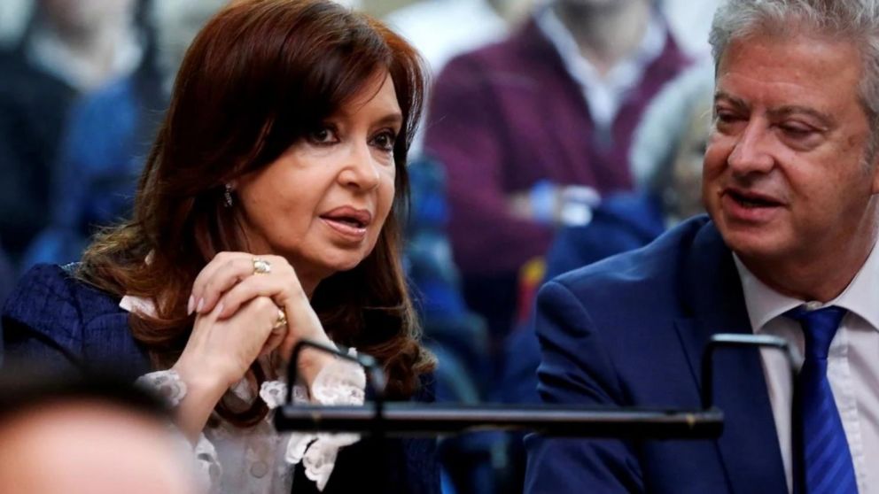 Cristina Fernández de Kirchner conversa con su abogado Carlos Beraldi (Archivo).