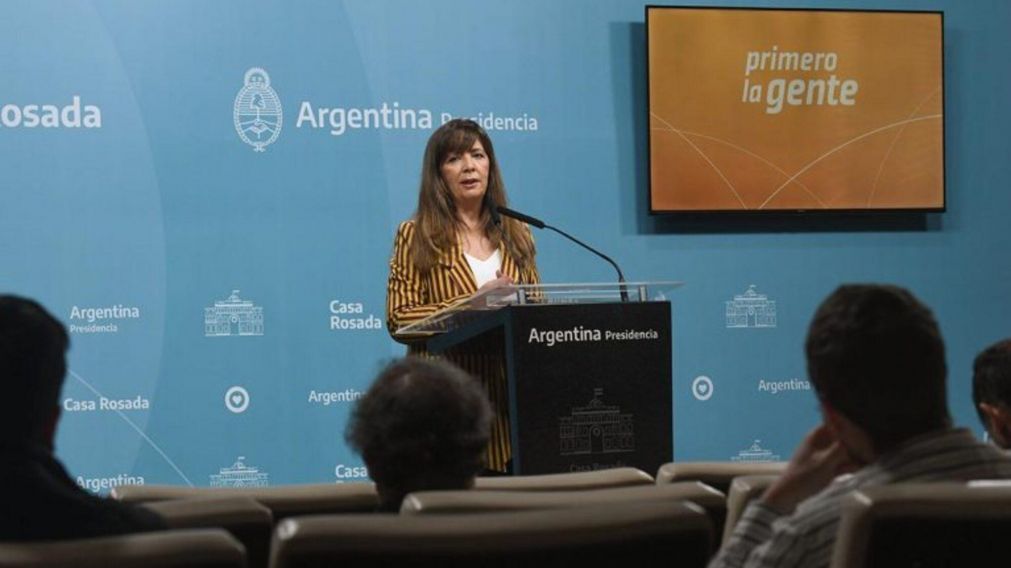 Gabriela Cerruti destacó que “los dólares financieros cayeron un 15%” en la cotización (Foto Télam).