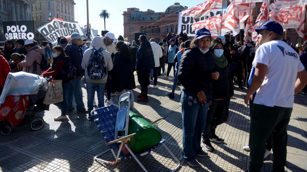 Organizaciones de la Unidad Piquetera continuaban este mediodía en Plaza de Mayo (Hernán Nersesian / Crónica).