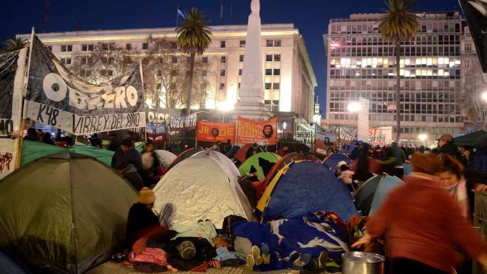 Organizaciones acampaban desde anoche en Plaza de Mayo (Fernando Pérez Ré / Crónica).