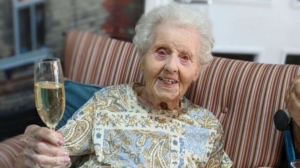 Una mujer cumplió 106 años y su hija le cumplió su deseo de regalarle un stripper (Imagen The Mirror).