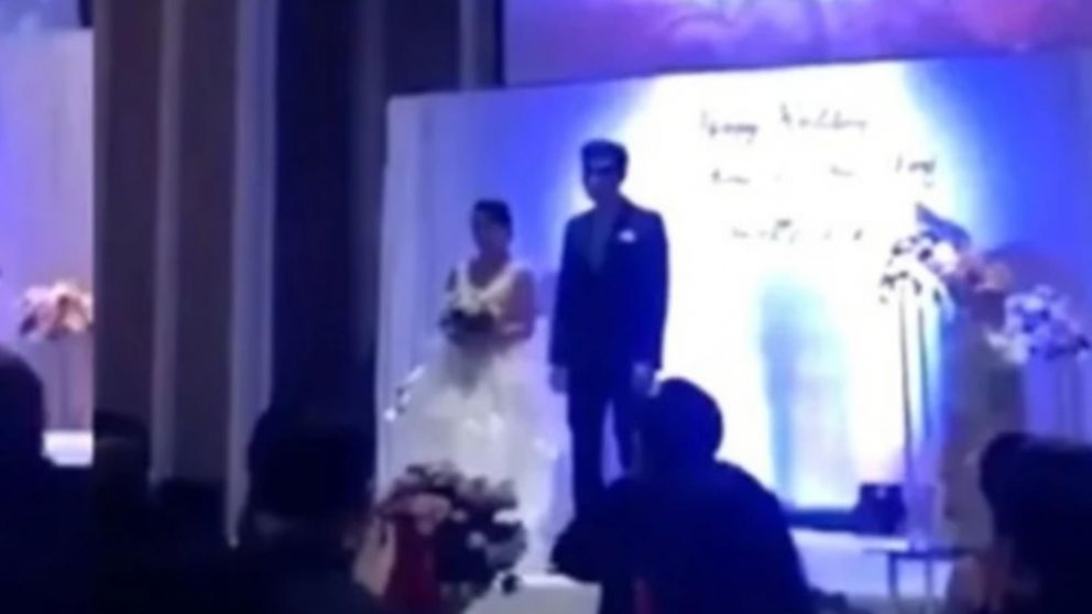 El matrimonio en el momento previo a la proyección del escandaloso video (Captura de video).