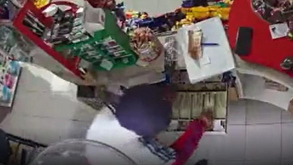 Una mujer que simulaba ser clienta roba la recaudación en un maxikiosco de San Clemente del Tuyú (Captura de video).