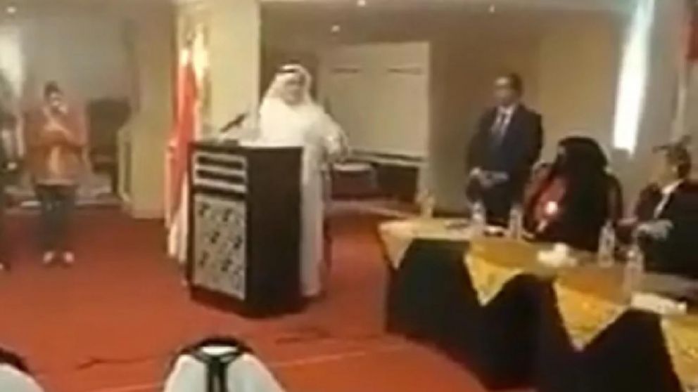 El embajador de Arabia Saudita en Egipto murió mientras daba un discurso (Captura de video).
