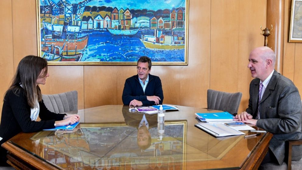 Fernanda Raverta, Sergio Massa y Raúl Rigo, secretario de Hacienda, se reunieron el lunes (Gentileza @SergioMassa/Twitter).