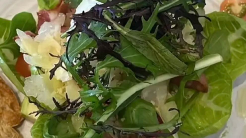 Visitó un restaurante, pidió una ensalada y quedó horrorizado con el precio de la cuenta