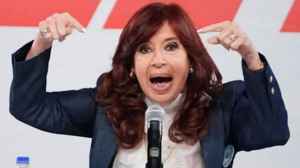 La vicepresidenta volvió a apuntar contra los letrados que fueron a jugar al fútbol a la quinta de Macri y mostró un gol viral del ex presidente.