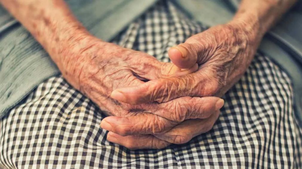 Abandonaron a una abuela en la calle y la encontraron durmiendo entre cajas de cartón (Imagen ilustrativa).
