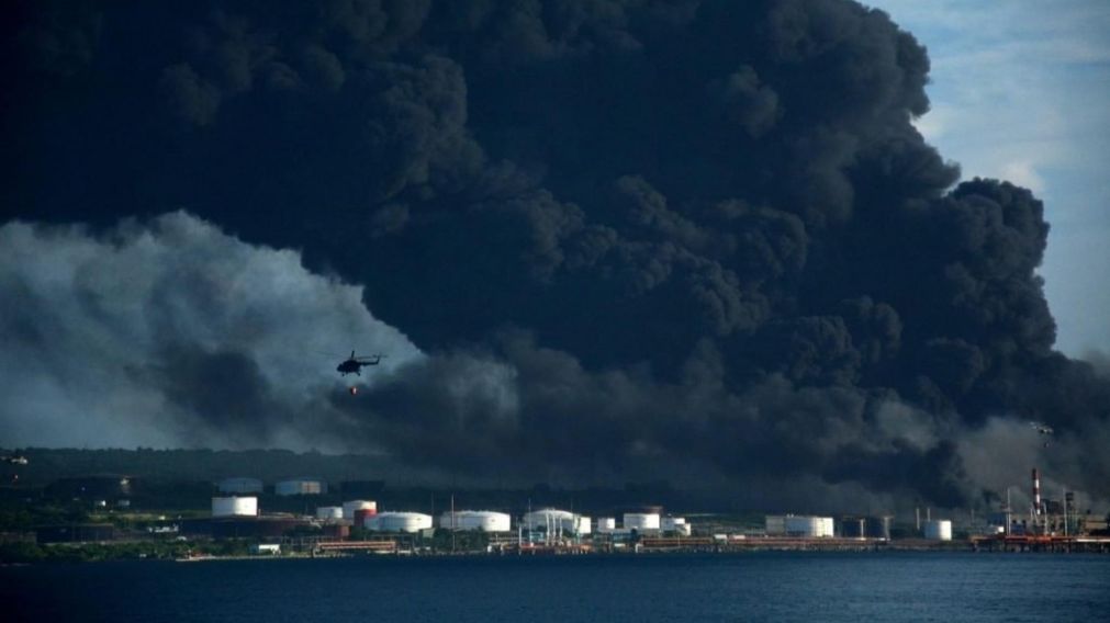 Gigantesca nube de humo en un depósito de combustible bajo las llamas en Cuba.