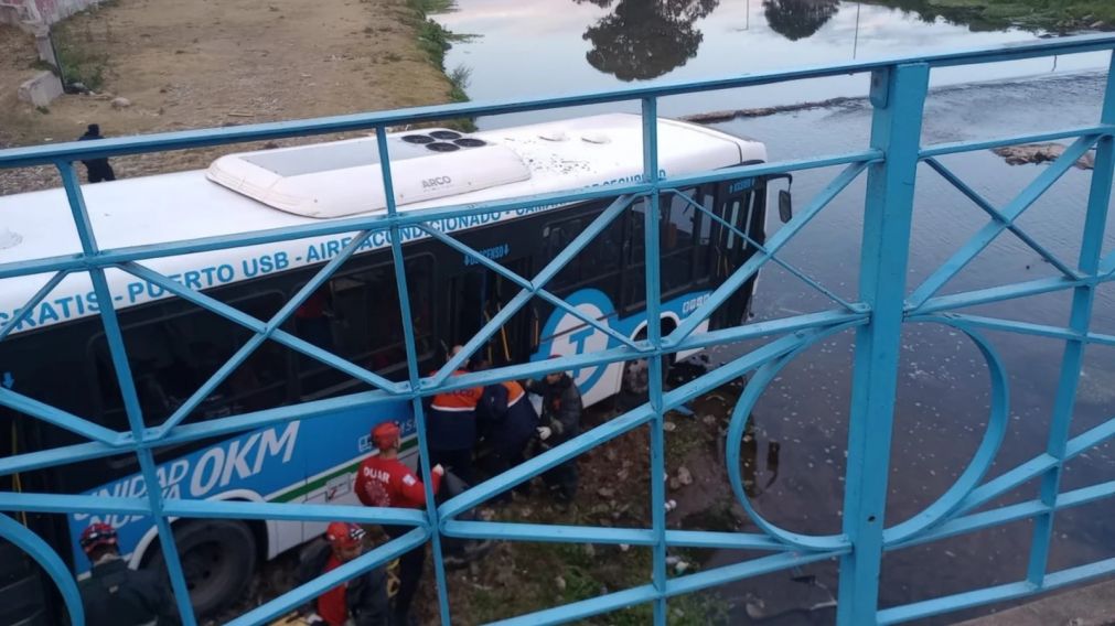 Así quedó el colectivo que fue chocado por un auto y cayó al Río Suquía en Córdoba (Gentileza Policía).