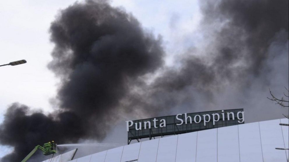 El incendio en Punta Shopping comenzó en la madrugada del sábado (Gentileza El Observador).