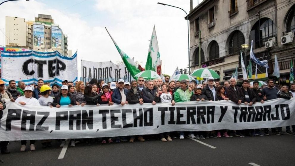 r (UTEP) moviliz� hoy bajo el lema "Paz, Pan, Tierra, Techo y Trabajo" Hasta la avenida de Mayo.