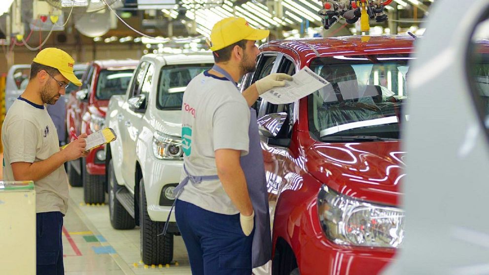 Toyota busca empleados y ofrece sueldos de 300 mil pesos.
