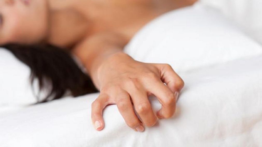Estaba teniendo sexo y sintió un orgasmo tan intenso que se le "rompió" el corazón a la mitad