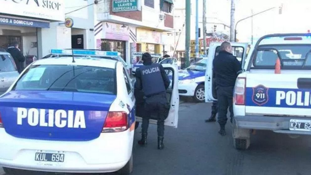 La Policía busca dar con la persona que atacó a los ladrones y que permanece en el anonimato.