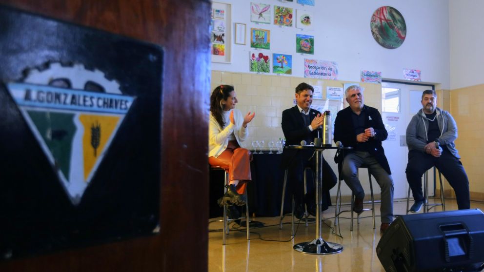 Axel Kicillof, apareció públicamente en el municipio de Adolfo Gonzales Chaves.