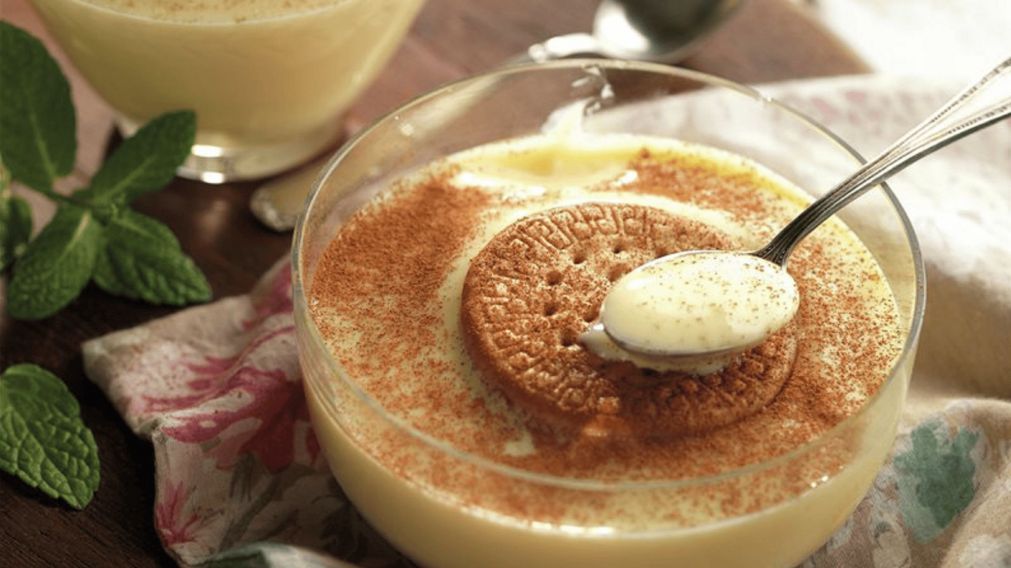 Conoce cómo preparar natillas caseras, un exquisito y tradicional postre español.