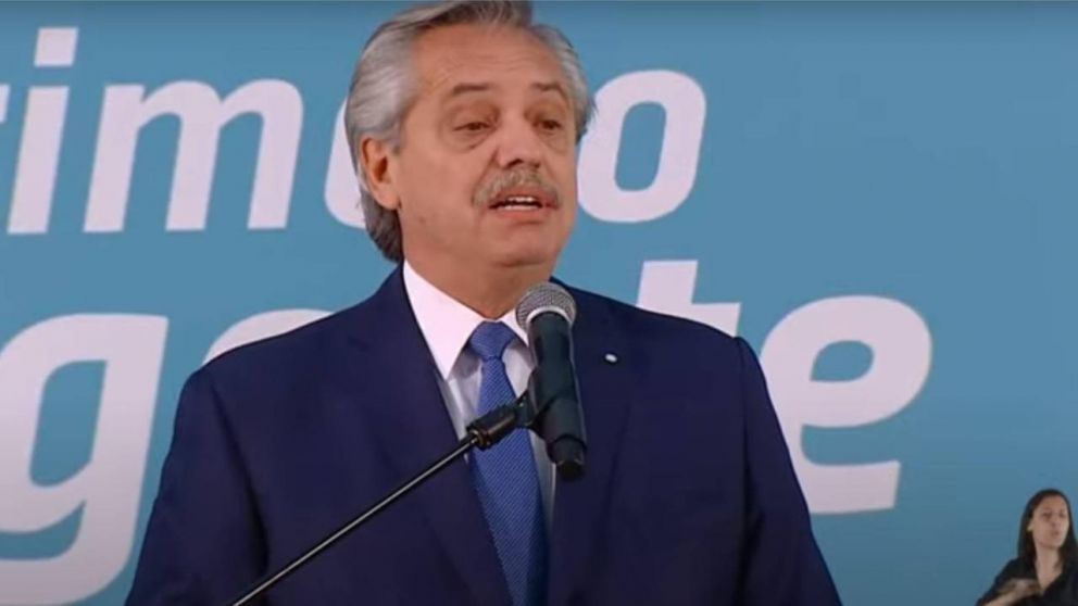 El presidente le tomó juramanto a Sergio Massa como "súper ministro"