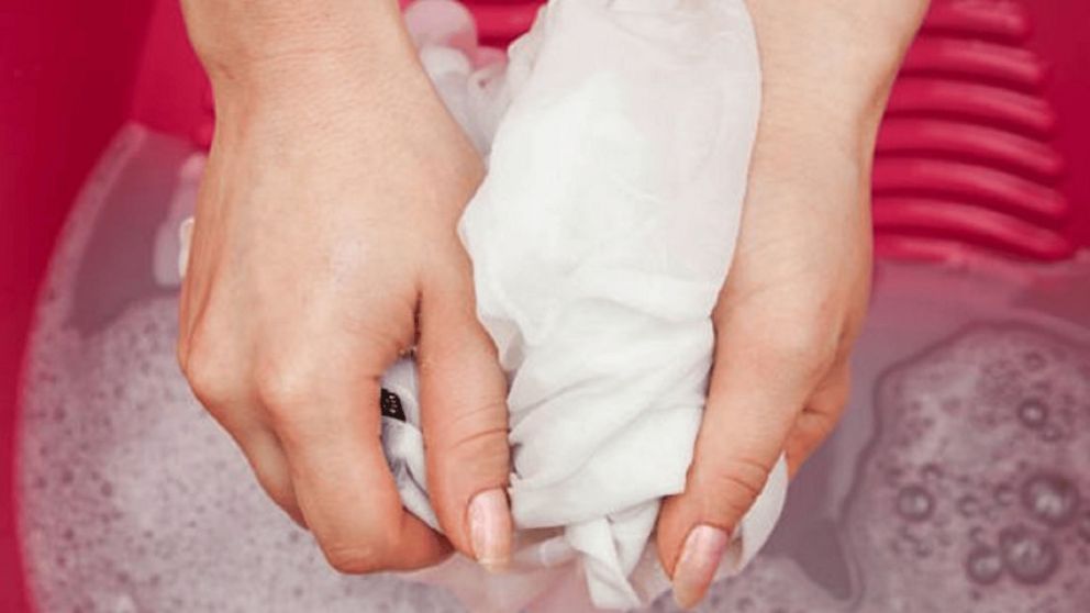 Los trucos secretos para eliminar las manchas de lavandina de la ropa.