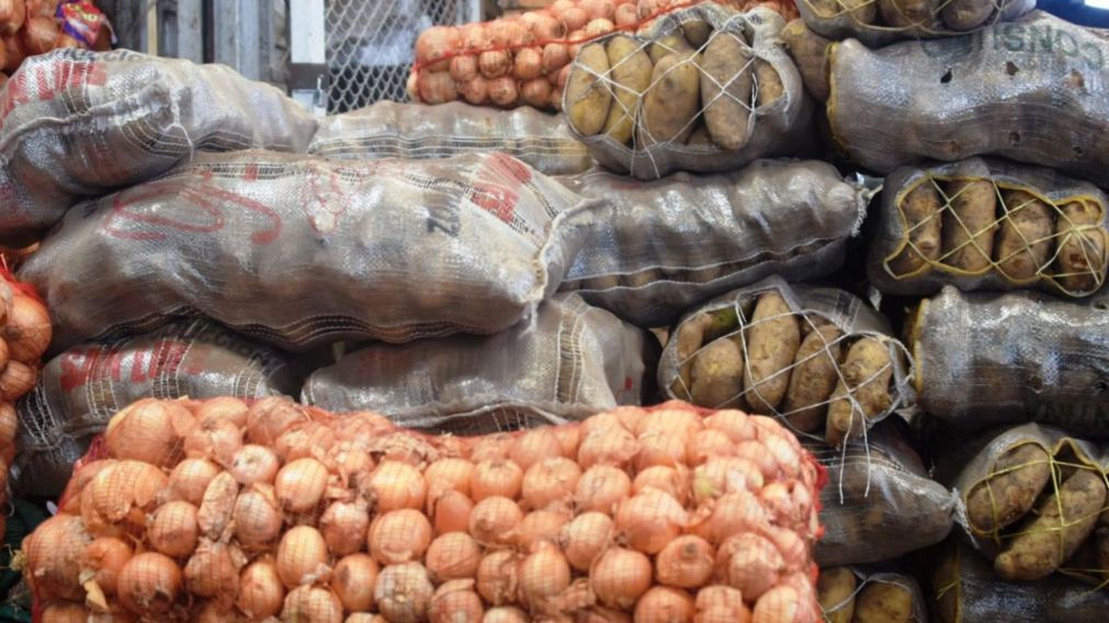 Los bolsones de papas y cebollas llegaron al Mercado Central con una fuerte suba de precios.